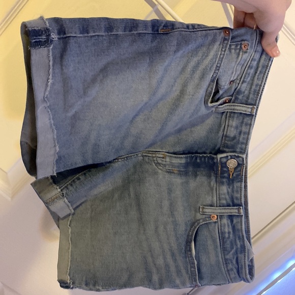🔥Levi’s jean shorts size 6!🔥 - Picture 2 of 4